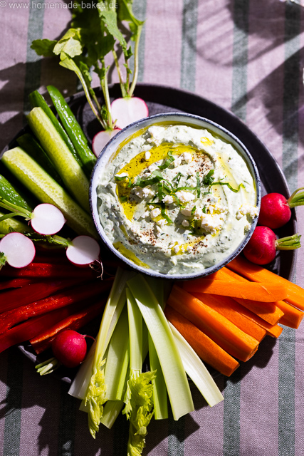 Bärlauch Feta Dip cremig angerichtet in Schüssel mit bunten Gemüsesticks