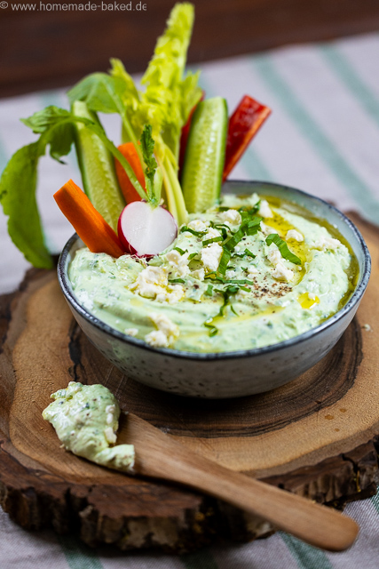 Bärlauch Feta Dip cremig angerichtet in Schüssel mit bunten gemüsesticks