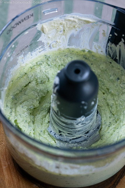 Bärlauch Dip mit Feta und Schmand fertig püriert im Mixer
