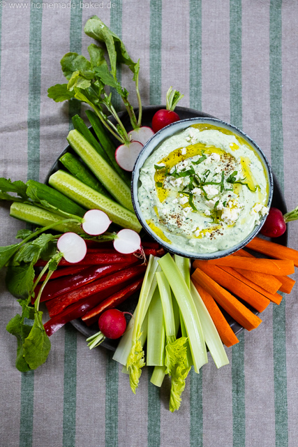 Bärlauch Feta Dip cremig angerichtet in Schüssel mit buten Gemüsesticks auf einem Teller