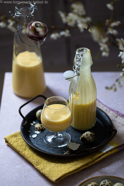 Selbstgemachter Eierlikör mit ganzen Eiern aus dem Thermomix in zwei Flaschen und einem Schnapsglas