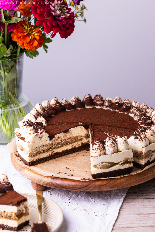 Angeschnittener No Bake Tiramisu Käsekuchen mit cremiger Füllung und feiner Kakaoschicht