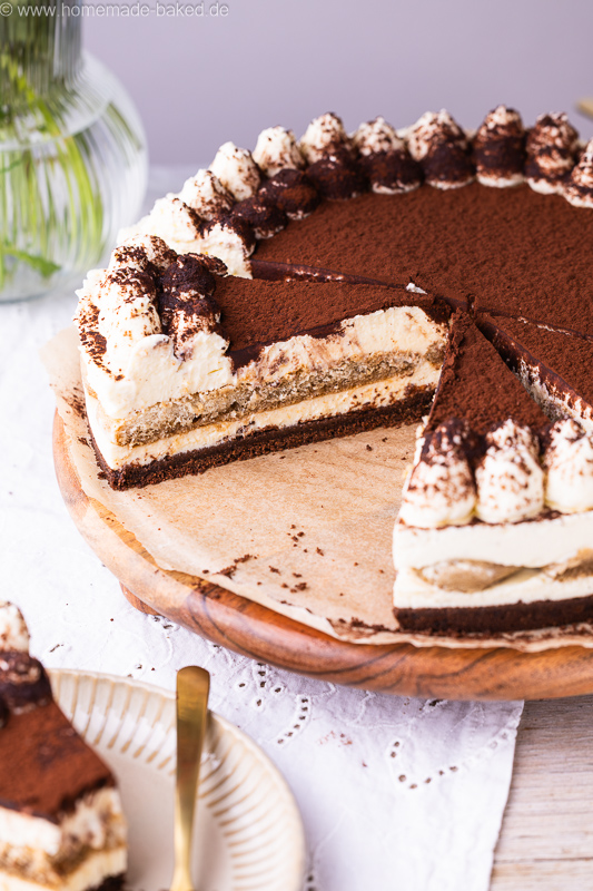 Angeschnittener No Bake Tiramisu Käsekuchen mit cremiger Füllung und feiner Kakaoschicht