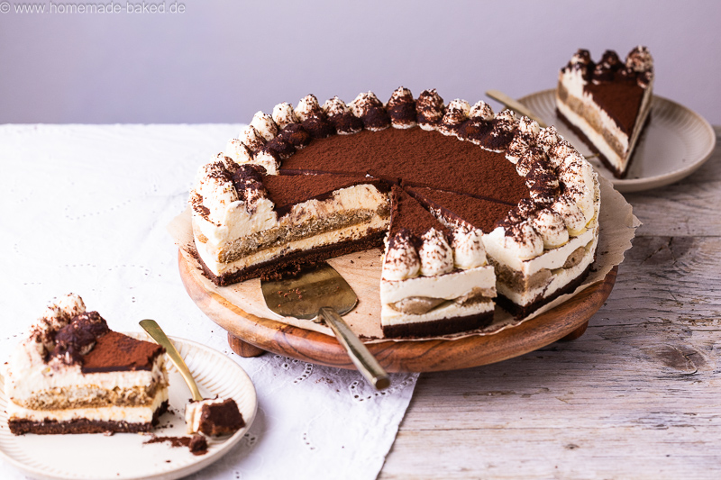 Angeschnittener No Bake Tiramisu Käsekuchen mit cremiger Füllung und feiner Kakaoschicht