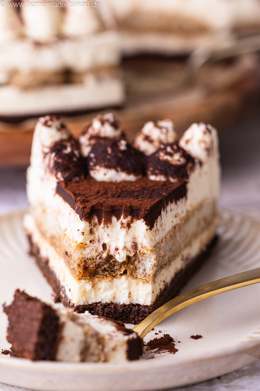 Stück No Bake Tiramisu Käsekuchen mit Kaffee, Mascarpone und Kakao auf einem Teller