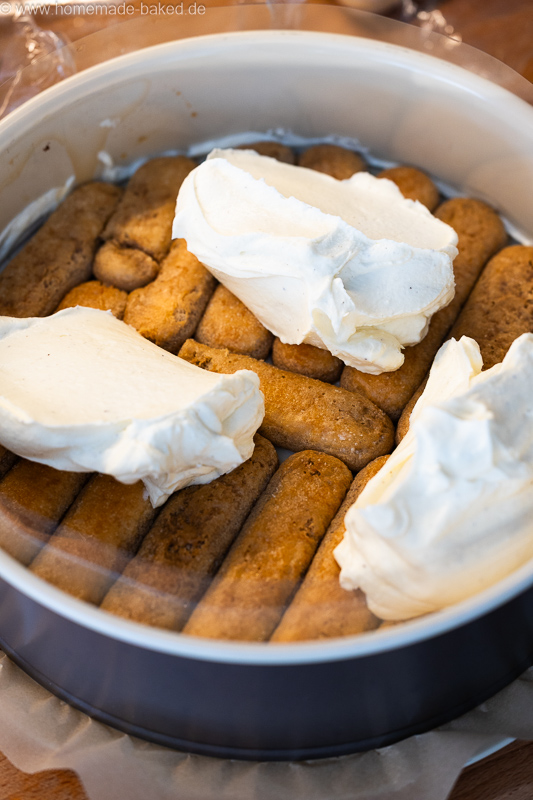 Creme mit Mascarpone in Kaffee getränkte Löfelbiskuits in einer Springform für den No Bake Tiramisu Cheesekake