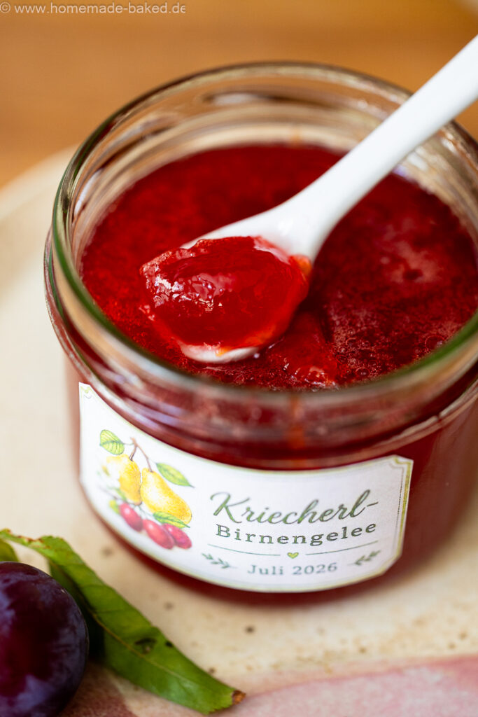 Frisch gekochtes Kriecherlgelee mit Birne im Glas, Draufsicht mit einem Löffel drin