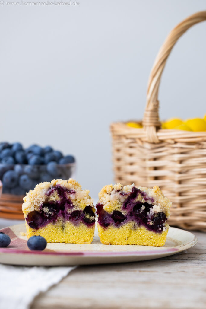 heidelbeer-streusel-muffins aus dem thermomix aufgeschnitten und nebeneinander gestellt.