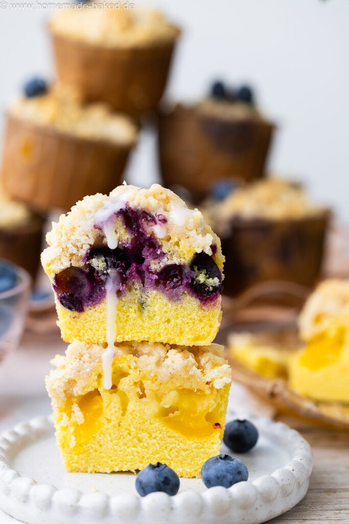 thermomix streuselmuffins aufgeschnitten und übereinander gestellt. oben mit heidelbeeren, unten mit mirabellen