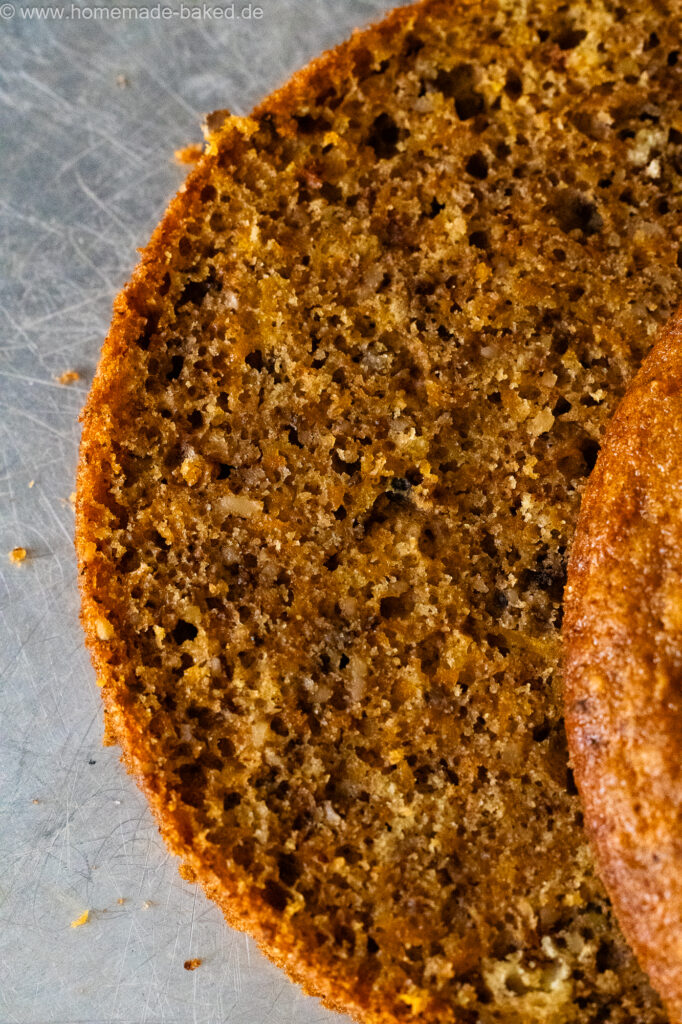Draufsicht eines veganen Carrot Cakes, frisch aufgeschnitten