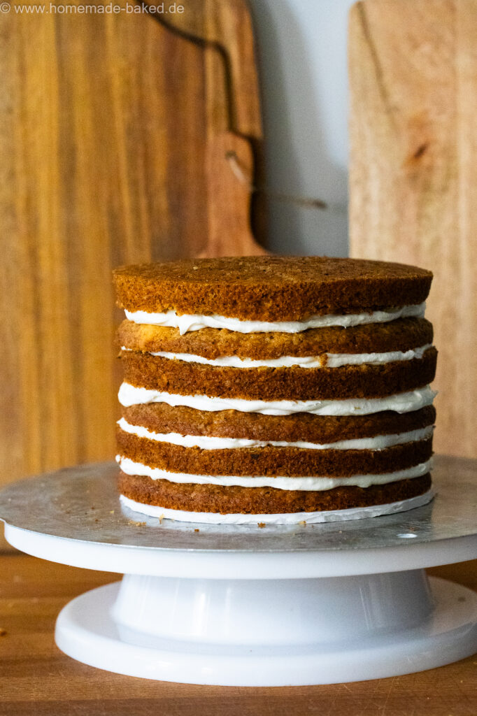 Fertig gefüllter veganer Carrot Cake mit Frischkäsecreme