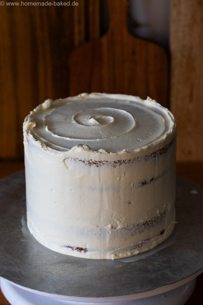 mit einer Krümelschicht eingestrichene vegane Torte