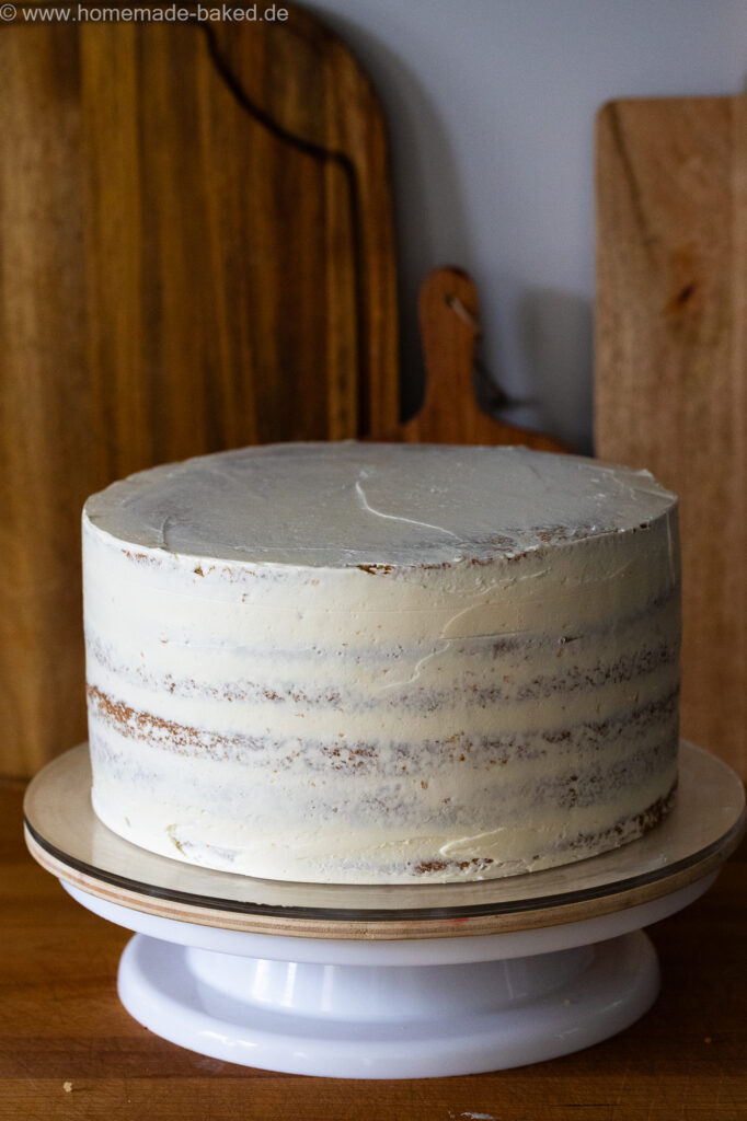 mit einer Krümelschicht eingestrichene vegane Torte
