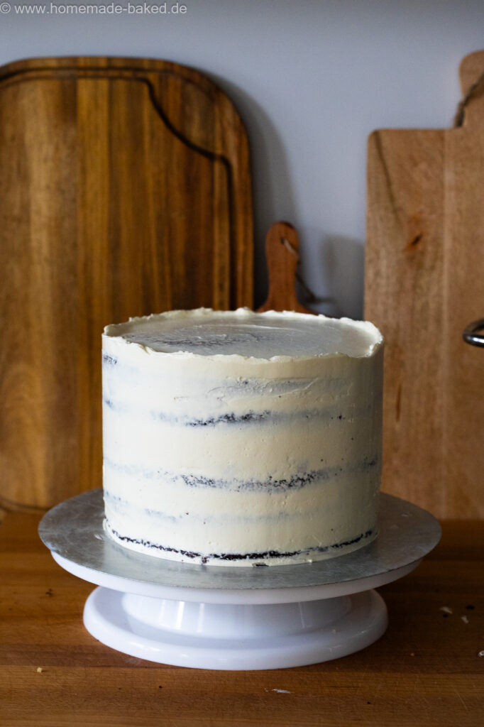 mit einer Krümelschicht eingestrichene vegane Torte