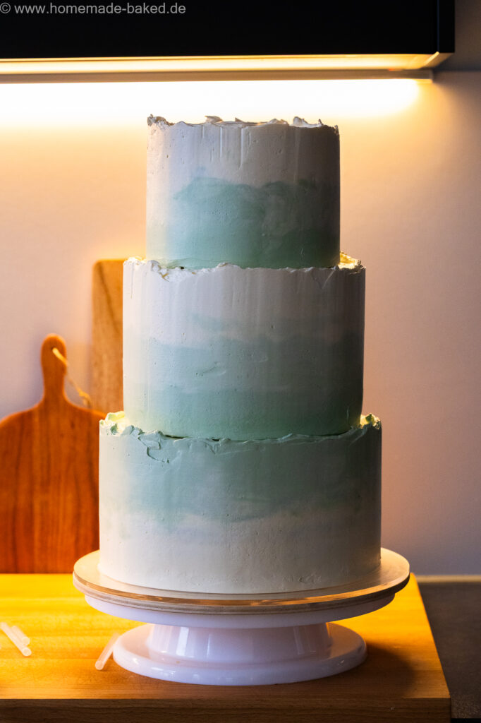 dreistöckige vegane hochzeitstorte, fertig gestapelt, vor der dekoration