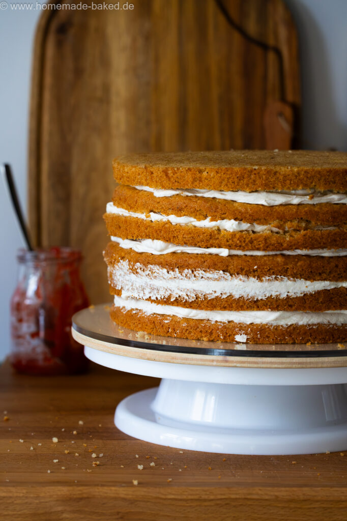Fertig gefüllte vegane Erdbeer-Sahne-Torte mit Vanilleböden