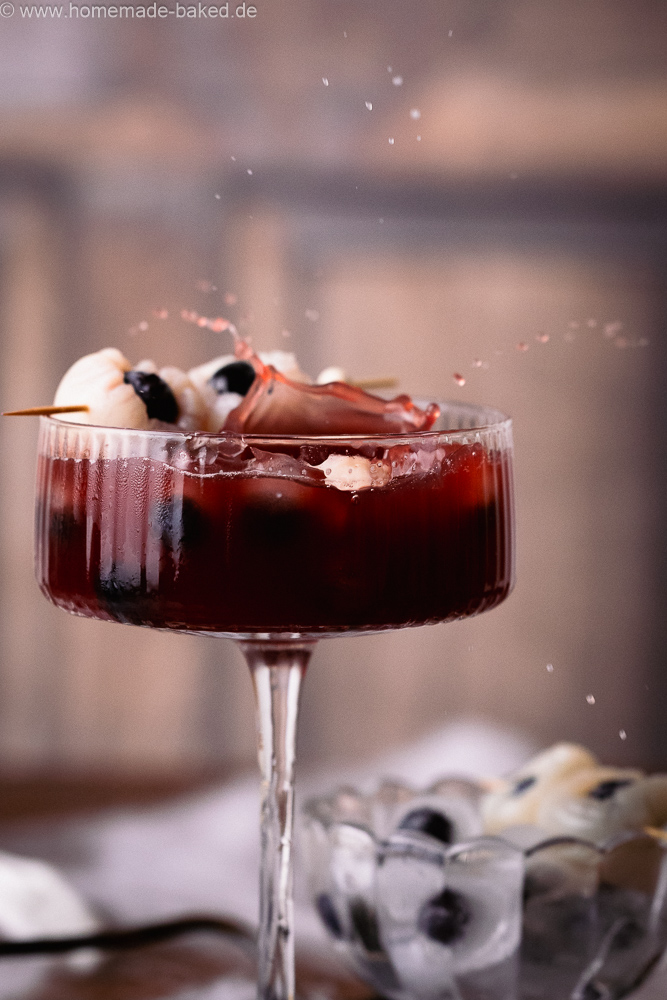 alkoholfreier halloween drink mit Augapfel-Deko, bestehend aus Litschi und heidelbeeren. Mit Splash Fotografiert
