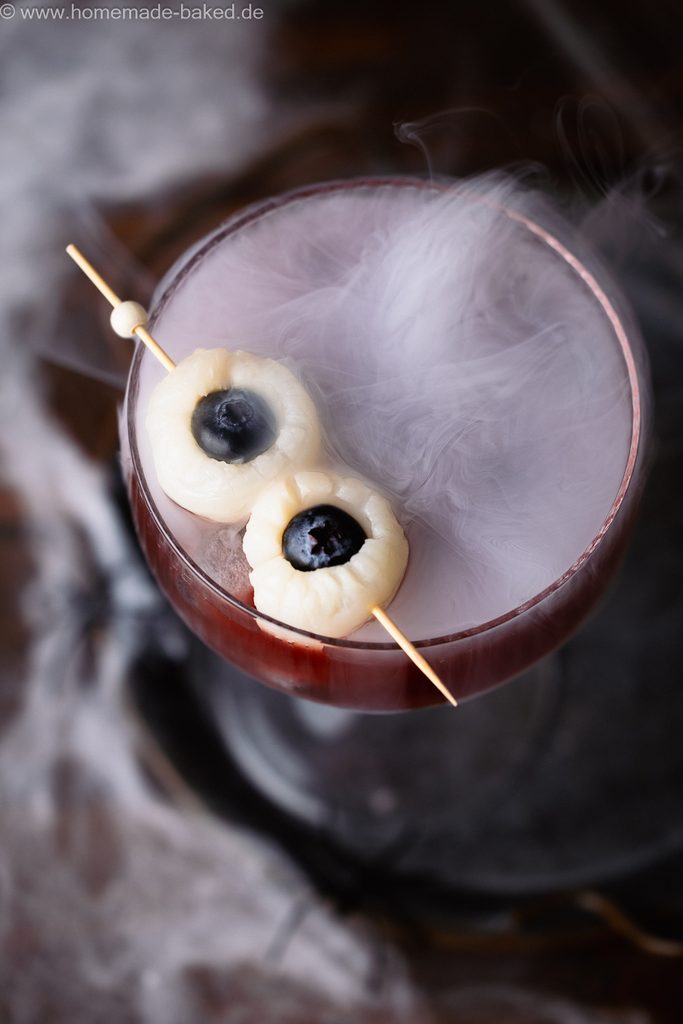 alkoholfreier halloween drink mit Augapfel-Deko von oben mit Rauch
