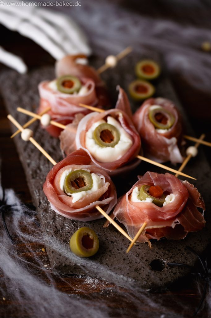 Herzhafte Halloweensnacks: Mozzarella-Augäpfel am Spieß