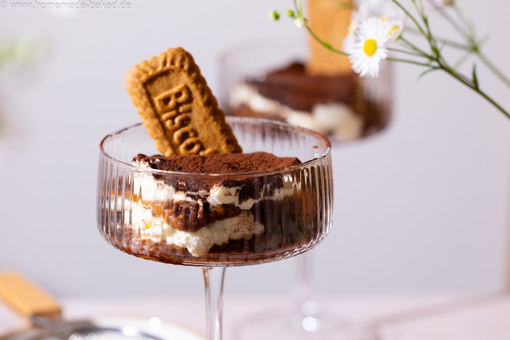 Lotus Biscoff Tiramisu im Glas, in einem hohen Champagnerkelch serviert.