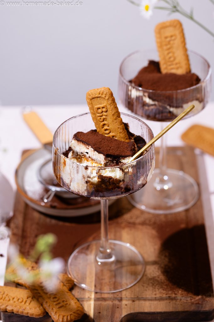 Lotus Biscoff Tiramisu im Glas, in einem hohen Champagnerkelch serviert, mit goldenem Löffel.