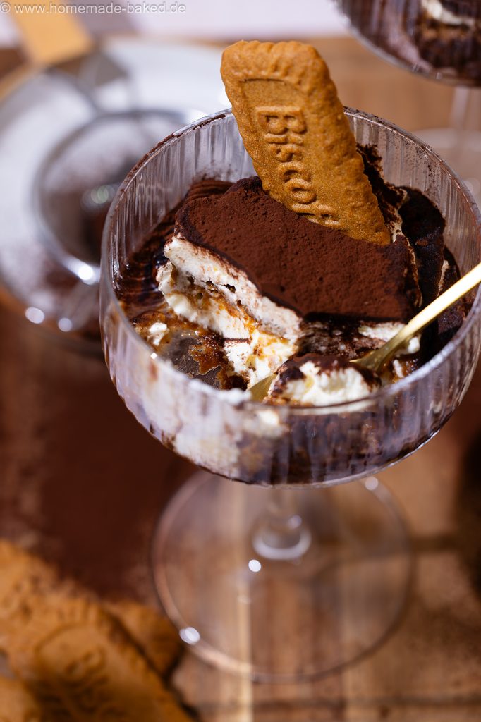 Lotus Biscoff Tiramisu im Glas, in einem hohen Champagnerkelch serviert, mit goldenem Löffel.