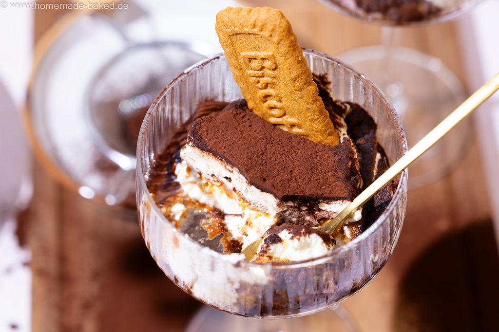 Lotus Biscoff Tiramisu im Glas, in einem hohen Champagnerkelch serviert, mit goldenem Löffel.